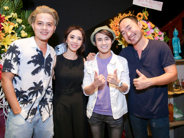 Dàn nghệ sĩ đến chúc mừng cặp đôi Thu Trang - Tiến Luật khai trương quán ăn mới