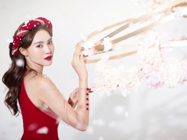 Diện áo dài nhưng Ninh Dương Lan Ngọc vẫn trông rất cá tính và hiện đại như thế này đây