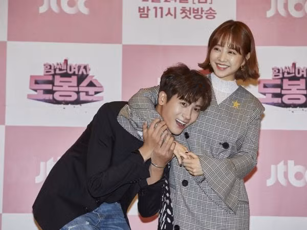 Không thể không nghi ngờ Park Bo Young - Park Hyung Sik “phim giả tình thật”