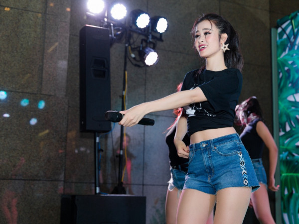 Đông Nhi diện trang phục trẻ trung, "quẩy" hết mình tại sự kiện âm nhạc