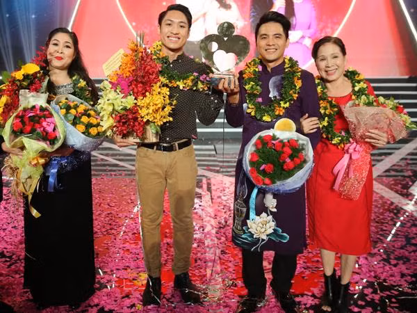 Mẹ con NSND Hồng Vân, NSƯT Kim Xuân cùng đăng quang "Hát cùng mẹ yêu"