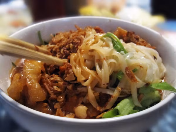 “Măm măm” Phở chua - Món ăn “ruột” không bao giờ cũ của giới trẻ hai miền