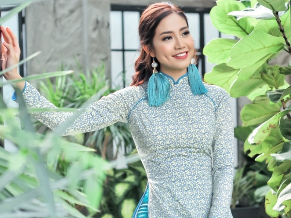 Hoa hậu biển Ninh Hoàng Ngân điệu đàng, nữ tính với áo dài làm từ tơ lụa Vanya nổi tiếng