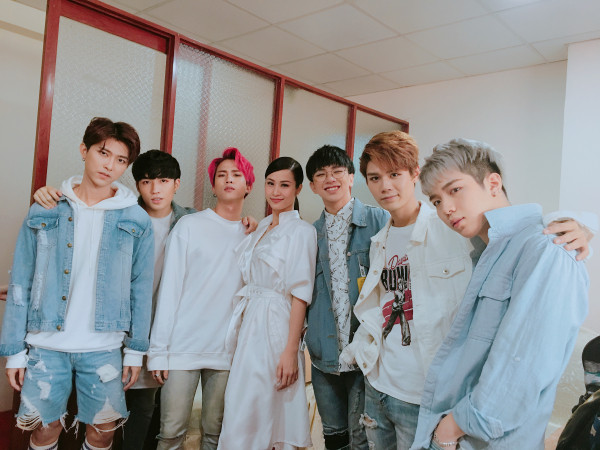 Đông Nhi lần đầu dẫn đưa 6 "gà cưng" nam thần khuấy động hành ngàn sinh viên 