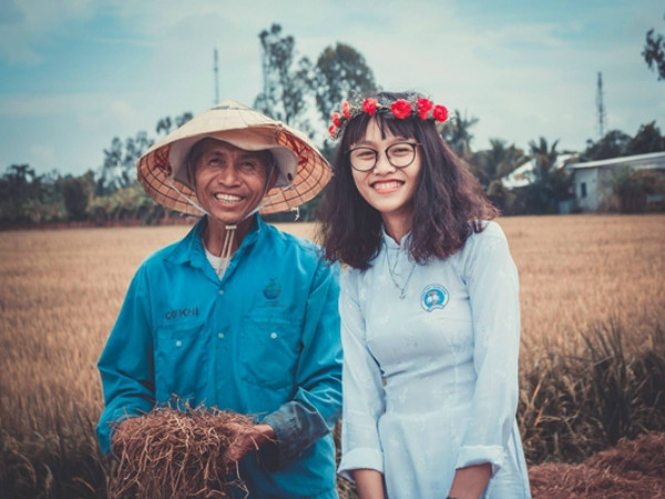 "Cha và con gái giữa cánh đồng" - bức ảnh gây xúc động vì sự tương phản