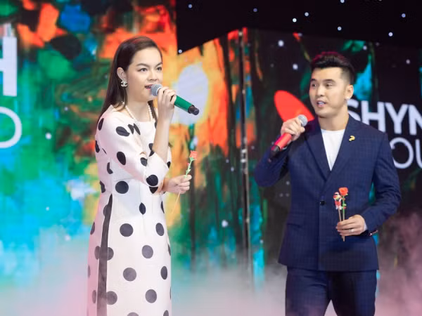 Phạm Quỳnh Anh diện áo dài tân thời, song ca cùng “hoàng tử thanh xuân” Ưng Hoàng Phúc