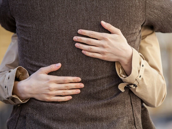 Chỉ một câu nói đã khiến anh thanh niên đứng trên thành cầu bỏ ý định nhảy xuống 