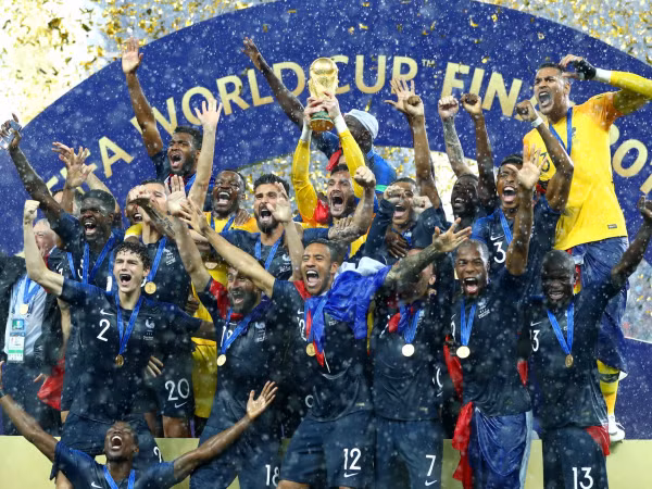 Pháp lên ngôi vô địch World Cup sau một trận đấu tuyệt đỉnh cùng Croatia