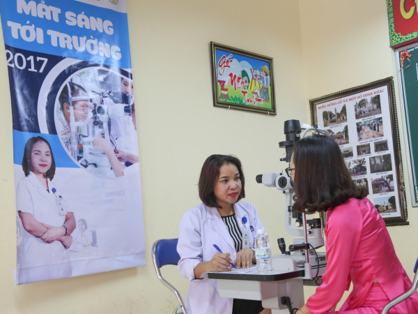 Teen Minh Khai vui "Mắt sáng tới trường"