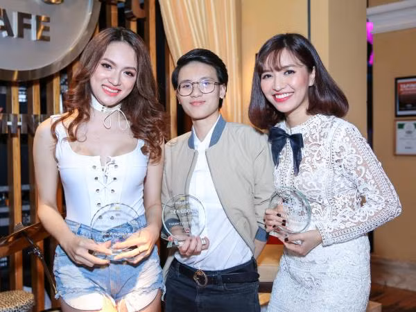 Bích Phương diện váy ren nữ tính, thân thiết cạnh Hương Giang Idol và Tiên Cookie