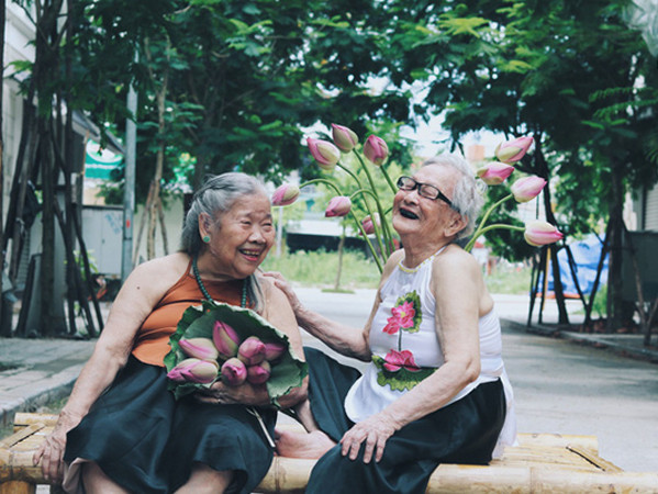 Phát “sốt” với bộ ảnh cụ bà U80 tạo dáng “xì tin” bên hoa sen