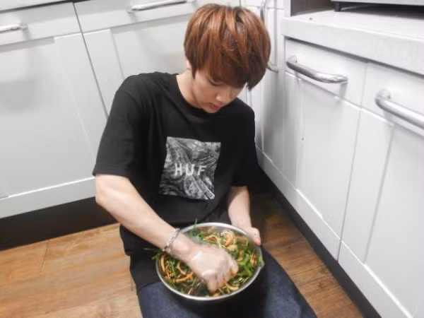 Hóa ra các nam idol đẹp trai hấp dẫn nhất là khi đang mải mê nấu ăn