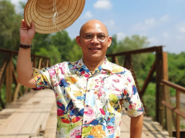 Nối tiếp Bà Tân Vlog, Youtuber “ông già” Color Man lấy nút Vàng YouTube