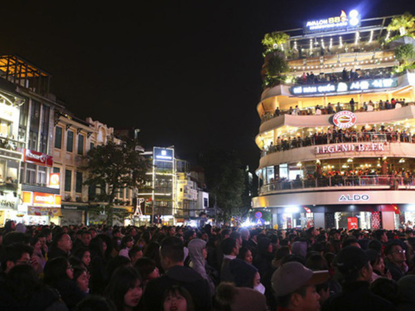 Hà Nội: Hàng vạn người hân hoan chào đón năm mới 2019 ở hồ Gươm
