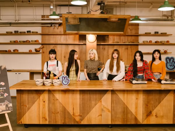 (G)I-DLE lần đầu trải nghiệm cuốn gỏi tôm, đổ bánh xèo