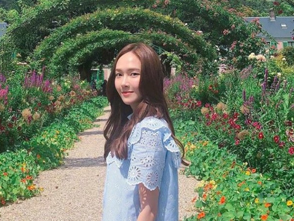 Khoe ảnh đi du lịch, Jessica bị anti fan chê là giống như đàn ông mặc váy