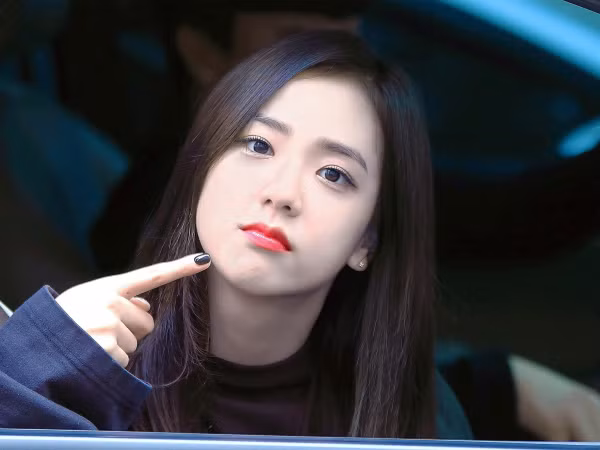 Fan BLACKPINK lo sốt vó khi phát hiện Jisoo bị nổi hạch ở cổ