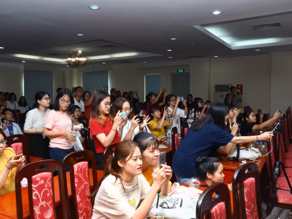 Đạo diễn Nguyễn Đức Hòa đặt câu hỏi với sinh viên Báo chí “Làm báo bằng smartphone, khó hay dễ?”