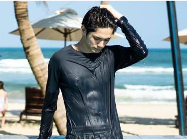 Ong Seongwoo (Wanna One) khoe body "ẩn hiện" trong loạt ảnh du lịch Đà Nẵng