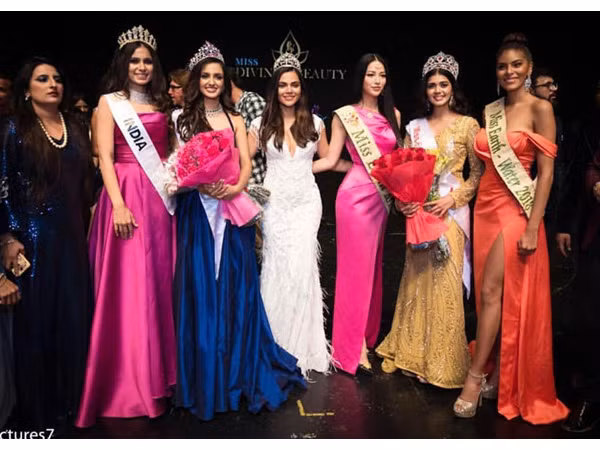 Phương Khánh trao vương miện cho tân Hoa hậu Ấn Độ tại "Miss Earth India 2019"