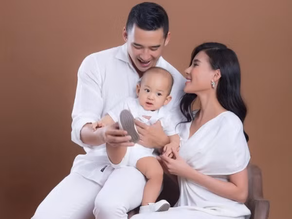 Ngắm nhìn gia đình nhỏ hạnh phúc của Lương Thế Thành – Thúy Diễm trong bộ ảnh kỷ niệm 