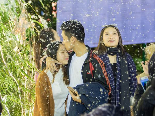 Sinh viên ĐH Thăng Long “quẩy” tưng bừng, ngắm tuyết rơi trong dịp Hội trường kỉ niệm 29 năm