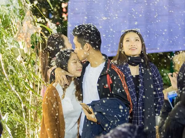 Sinh viên ĐH Thăng Long “quẩy” tưng bừng, ngắm tuyết rơi trong dịp Hội trường kỉ niệm 29 năm