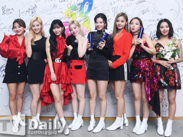 Có ai như stylist của Twice, thường xuyên biến váy sang chảnh hàng hiệu thành hàng chợ