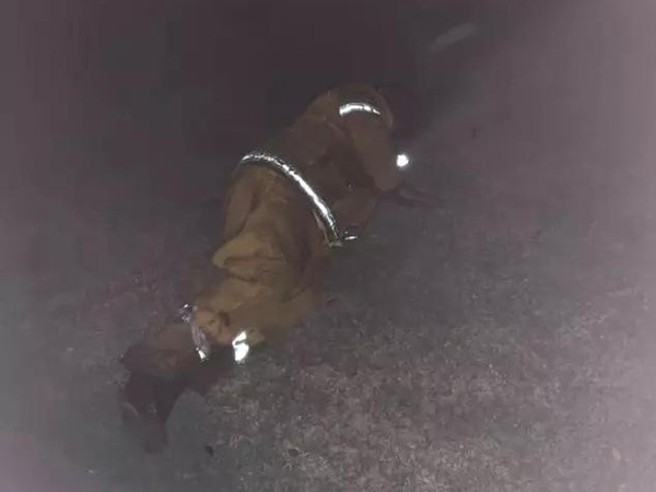 Người đàn ông ngủ gục vì kiệt sức sau khi chiến đấu với đám cháy ở Australia