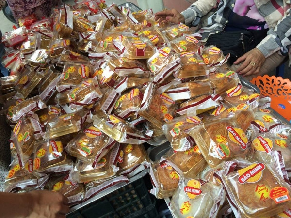 Hết Rằm, bánh Trung thu siêu rẻ bán đổ đống trong sọt vẫn tấp nập người mua