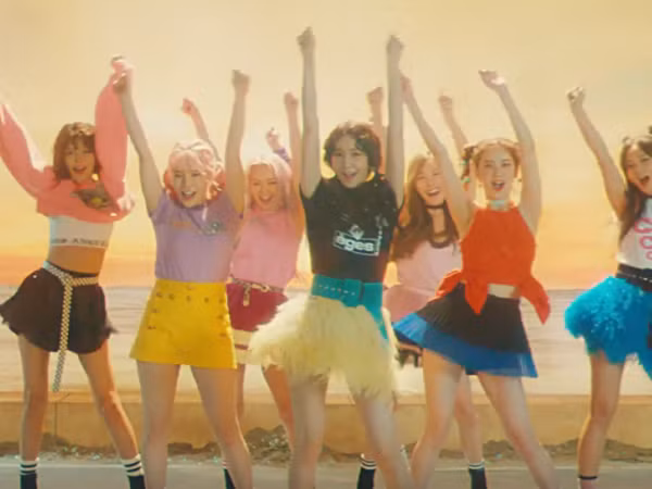 Fan hoang mang trước tin SNSD sẽ kết thúc quảng bá "Holiday Night" ngay trong tuần này!