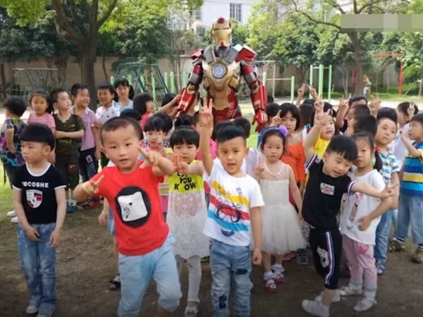 Khi fan “cuồng” Marvel làm bố: Đóng giả Iron Man vì con gái bị trêu chọc và cái kết...