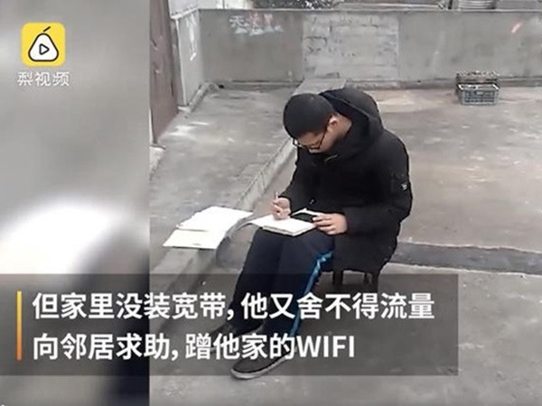 Lên sân thượng ké Wi-Fi hàng xóm để học bài giữa dịch cúm corona