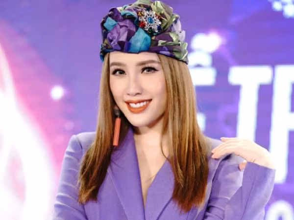 Bảo Thy diện trang phục tím nổi bật ngồi "ghế nóng" đêm chung kết "Miss Teen 2017"