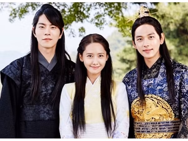 Phim cổ trang "The King Loves" của Yoona, Im Si Wan tung poster và trailer, sẵn sàng lên sóng