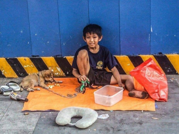 Cậu bé ăn xin và chú cún nhỏ: Khoảnh khắc lay động triệu trái tim với một tình bạn đẹp