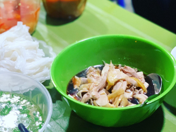 Tối muộn mà đói bụng thì thử ngay phở chấm magi chua ngọt độc lạ ở chợ Đồng Xuân