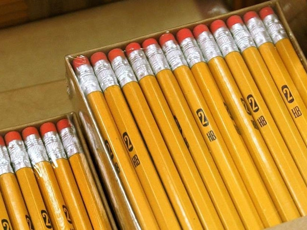 Ý tưởng hay: Người vi phạm luật giao thông có thể nộp phạt bằng... đồ dùng học tập!