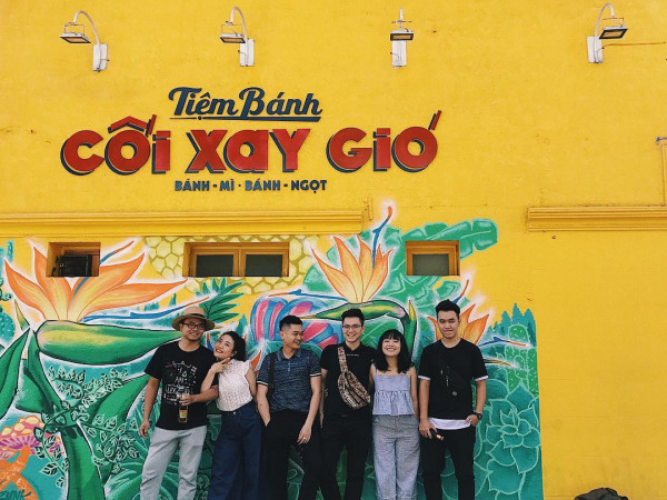 Câu chuyện lãng mạn phía sau hành động vẽ lên tường vàng của tiệm bánh Cối Xay Gió