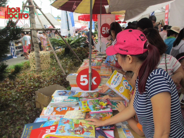 Hội sách Cầu Giấy: Hàng trăm độc giả đến để tận hướng mức ưu đãi sách lớn nhất trong năm