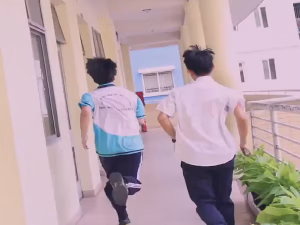 "Cuộc đua" qua 8 tầng lầu giữa teen Phổ thông Năng Khiếu (TP.HCM) và "tuổi thanh xuân"