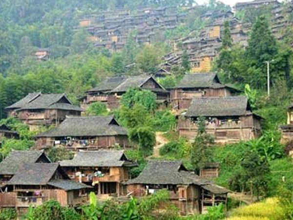 Đến ngôi làng siêu độc đáo, cắt tóc bằng… lưỡi liềm