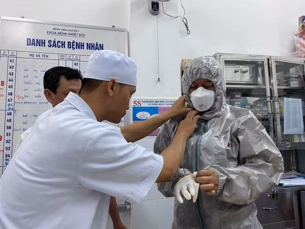 Đường dây nóng của Bộ Y tế tiếp nhận hơn 3600 cuộc gọi về virus Corona trong vòng 5h đồng hồ
