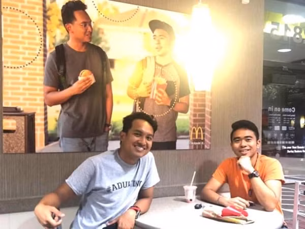 Hai anh bạn dán poster giả trong tiệm ăn nhanh: Không bị phạt, còn được thưởng lớn!