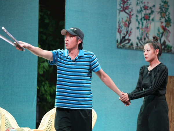 Hoài Linh ngủ thiếp đi vì mệt, cùng loạt cây hài nổi tiếng tập kịch cho Tết Kỷ Hợi