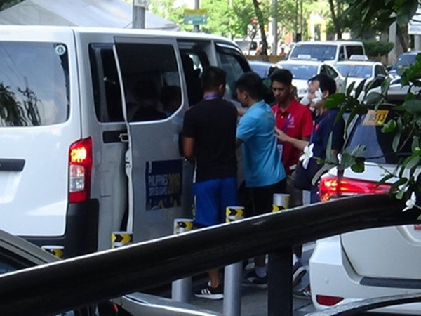 Người hâm mộ xót xa nhìn Quang Hải tập tễnh đi kiểm tra chấn thương