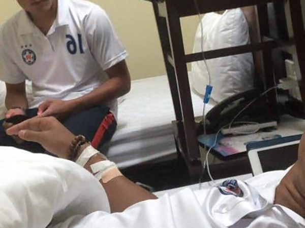 Các Owker đứng ngồi không yên trước hình ảnh Đức Chinh U23 nằm truyền nước