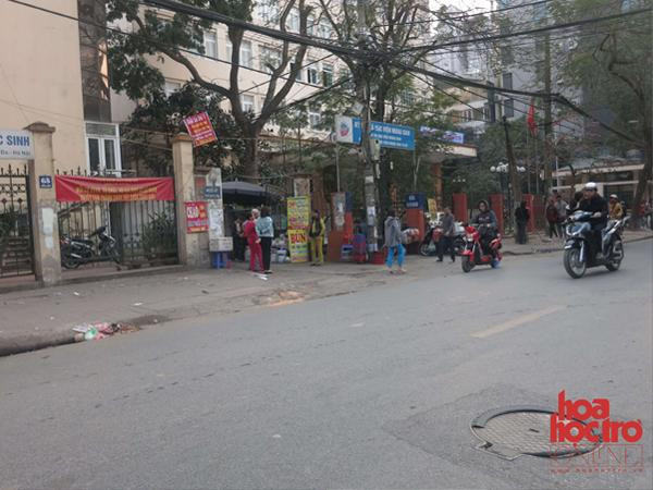 Những nỗ lực nhằm lấy lại vỉa hè tại "thiên đường ăn vặt" Chùa Láng