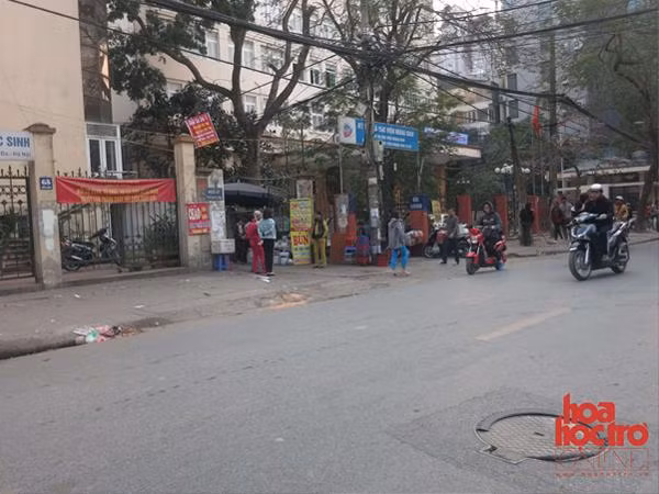 Những nỗ lực nhằm lấy lại vỉa hè tại "thiên đường ăn vặt" Chùa Láng