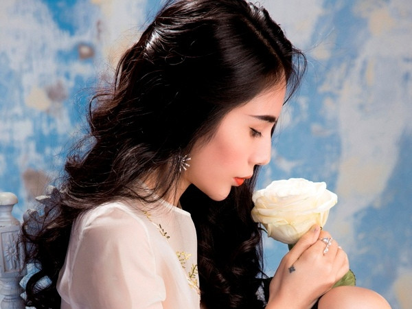 Hát sáng tác mới của Hamlet Trương, ca sĩ Thuỷ Tiên bật khóc trong phòng thu